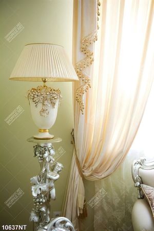 Tranh tấm rèm và đèn ngủ