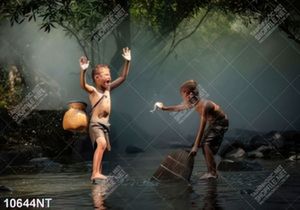 Tranh hai cậu bé vui mừng bắt được cá