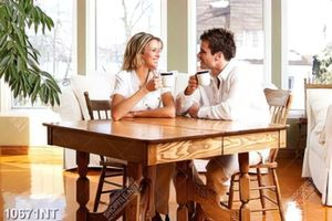 Tranh cặp đôi uống cà phê sáng