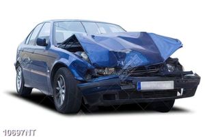 Tranh chiếc xe ô tô bị móp phần đầu