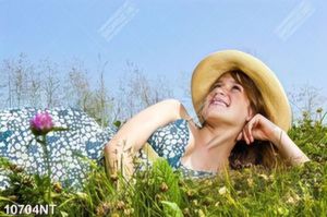 Tranh cô gái nằm trên thảm cỏ 