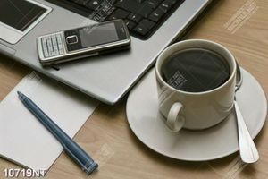 Tranh tách cà phê trên bàn làm việc
