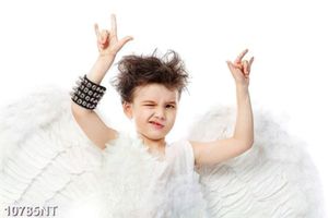 Tranh cậu bé mang đôi cánh thiên thần trắng