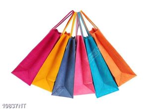 Tranh những chiếc túi giấy nhiều màu sắc