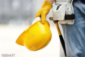 Tranh anh thợ cầm chiếc mũ bảo hộ