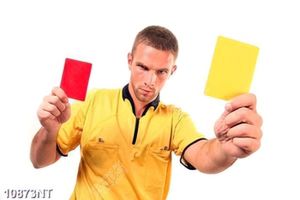 Tranh trọng tài cầm thẻ vàng thẻ đỏ