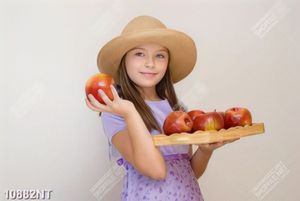 Tranh cô bé cầm đĩa táo đỏ