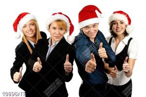 Tranh nhân viên trẻ đội mũ noel đỏ