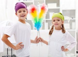 Tranh hai bé cầm chổi lông gà