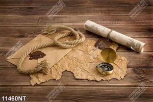 Tranh la bàn và bản đồ trên bàn gỗ