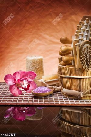 Tranh hoa lan và dụng cụ spa