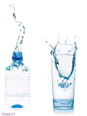 Tranh chai nước và ly nước nghệ thuật