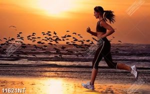 Tranh cô gái chạy bộ bên bãi biển