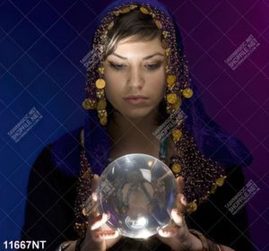 Tranh cô gái cầm quả cầu pha lê 