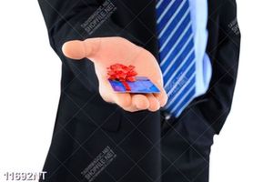Tranh chiếc thẻ trên tay