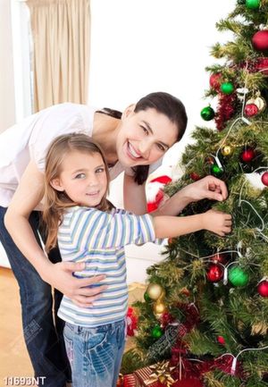 Tranh mẹ và bé bên cây thông noel 