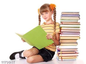 Tranh cô gái ngồi bên chồng sách