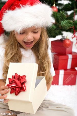 Tranh cô bé mở hộp quà noel