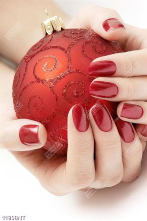 Tranh bàn tay cầm quả cầu đỏ