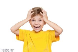 Tranh cậu bé mặc áo vàng 
