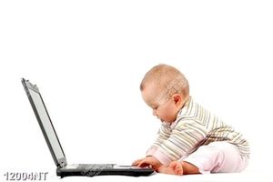 Tranh em bé nghịch laptop