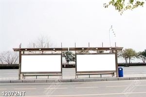 Tranh dãy ghế ngồi chờ xe bus
