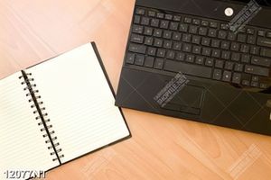 Tranh quyển sổ và máy tính laptop