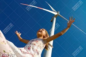 Tranh cô bé ngồi dưới quạt gió
