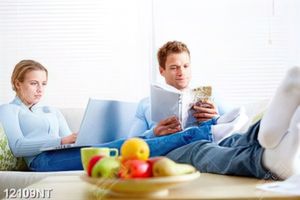 Tranh cặp đôi ngồi trên ghế sofa