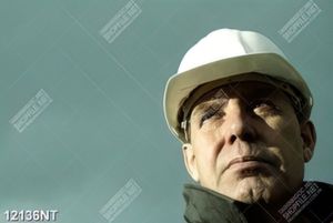 Tranh người đàn ông đội mũ bảo hộ trắng