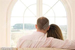 Tranh cặp đôi nhìn ra cửa sổ
