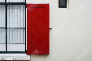 Tranh cánh cửa sổ màu đỏ
