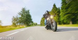 Tranh lái xe mô tô trên đường