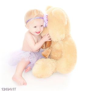 Tranh em bé và gấu bông