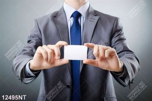 Tranh chàng trai cầm tấm giấy trắng nhỏ