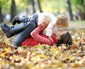 Tranh mẹ và bé nằm trên đám lá khô