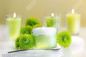 Tranh hoa và nến màu xanh lá