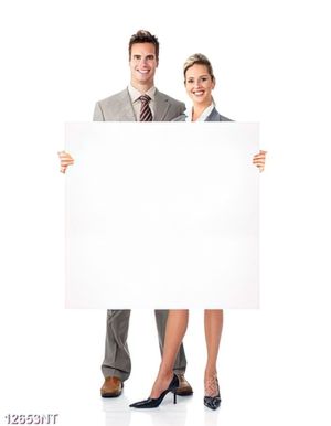 Tranh hai nhân viên trẻ cầm tấm bảng trắng