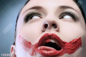 Tranh nghệ thuật cô gái tô lem sơn đỏ