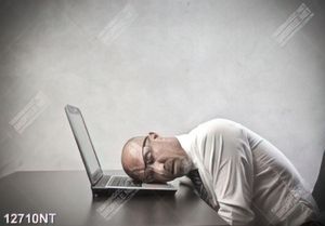 Tranh người đàn ông gục đầu trên bàn