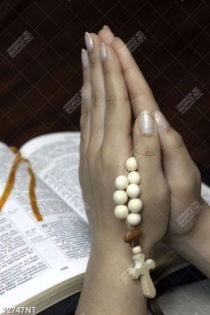 Tranh chắp tay cầu nguyện 