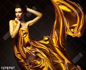 Tranh người mẫu mặc váy vàng