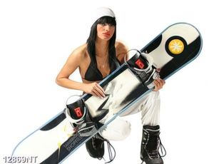 Tranh cô gái cầm ván trượt 
