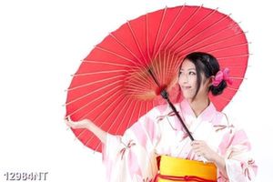 Tranh cô gái mặc trang phục Kimono