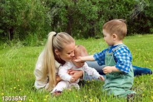 Tranh mẹ và bé vui đùa trên thảm cỏ xanh