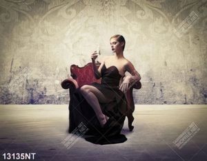 Tranh cô gái xinh đẹp ngồi trên ghế