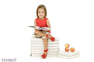 Tranh cô bé ngồi trên chồng sách