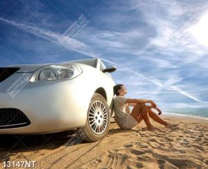 Tranh chàng trai ngồi bên xe ô tô