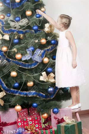 Tranh cô bé bên cây thông noel 13198NT