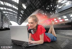Tranh cô gái nằm xem laptop